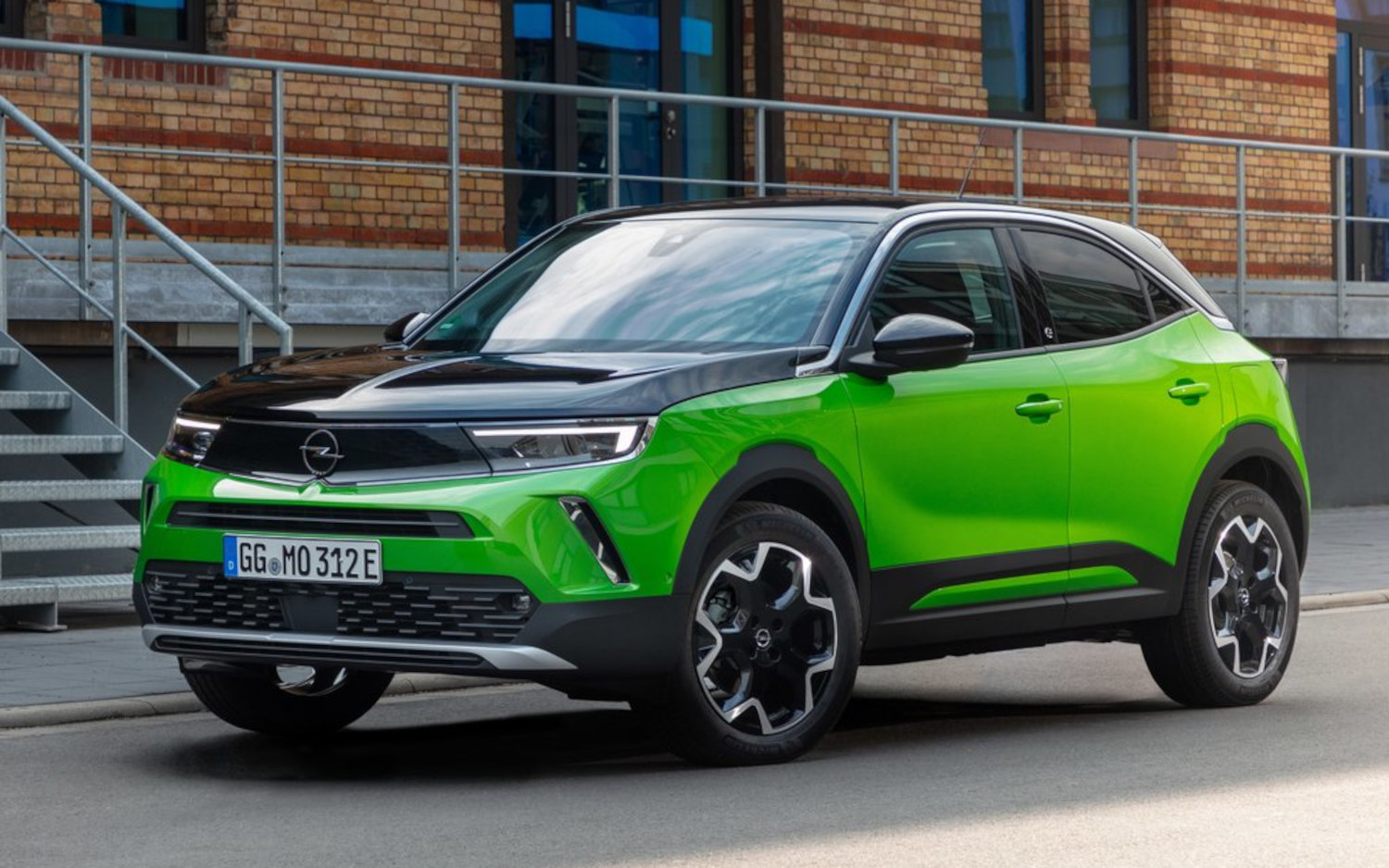 opel-mokka-e-ultimate-2021-suv-drive